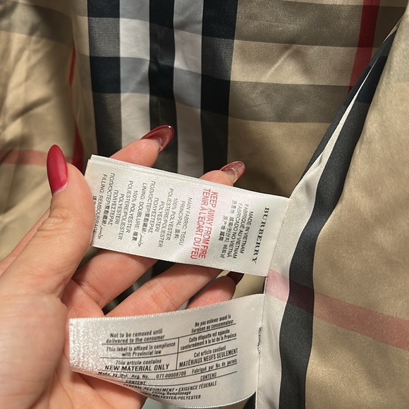 Burberry Red Puffer Jacket with Quilted Texture and Stylish Lining - Picture 3 of 4